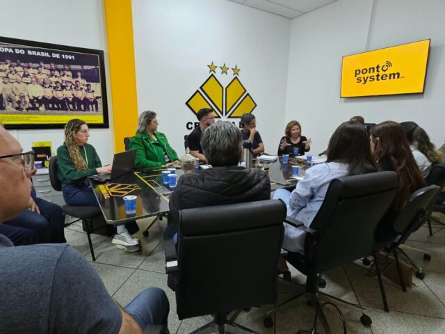 Reunião define ações para garantir o bem-estar de gatos que vivem no Estádio Heriberto Hülse